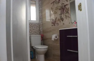 a small bathroom with a toilet and a window at Apartamento en Conil con piscina in Conil de la Frontera