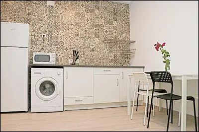 a kitchen with a washing machine and a table and chairs at Apartamento rural en Conil in Conil de la Frontera
