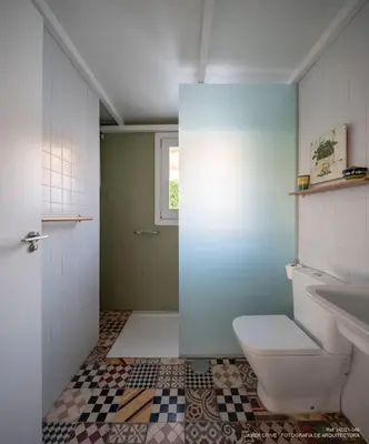a bathroom with a toilet and a sink at La Torre Verde, Villa EN la playa, El Puerto de Santa María in El Puerto de Santa María
