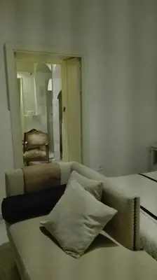 a living room with a couch and a mirror at Estudio Bizcocheros in Jerez de la Frontera