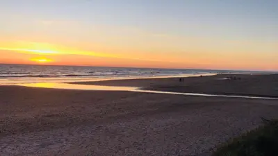 a sunset on a beach with the ocean at Apartamento Costa Ballena con WIFI in Rota