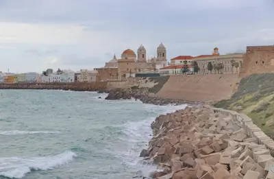 a view of the ocean with buildings on the shore at Apartamento Andujar in Cádiz