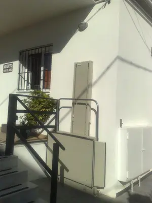 a staircase with a door on the side of a building at Hostal Victoria Mar in Chipiona