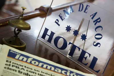 a newspaper and a clock with the words new hollywood at Hotel Peña de Arcos in Arcos de la Frontera
