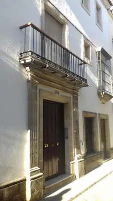 a building with a balcony on top of a door at Piso en centro histórico in Jerez de la Frontera