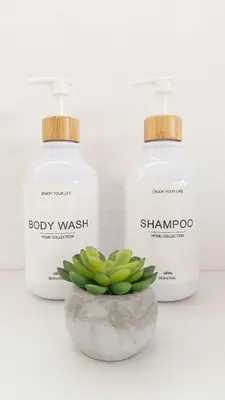 a couple of bottles of soap and a plant at Moderno Apartamento junto a la Playa in Sanlúcar de Barrameda
