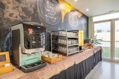 a coffee shop with a machine on a counter at Albergue Inturjoven Jerez De La Frontera in Jerez de la Frontera