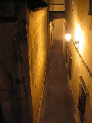 an empty alley way with a light at night at Casa Campana in Arcos de la Frontera