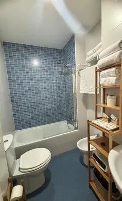 a bathroom with a toilet and a tub and a sink at LUMINOSO APARTAMENTO en el centro de Cádiz in Cádiz