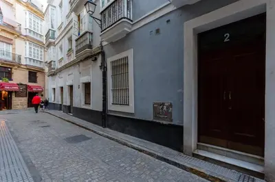 an empty alley with a person walking down the street at El Atico de los INGLESES by Cadiz4Rentals in Cádiz