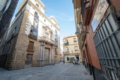 an empty street in a city with buildings at Apartamento Arco de los Blanco in Cádiz