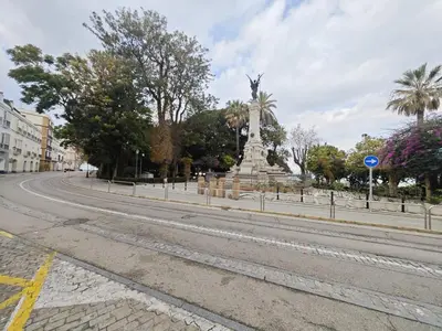 a statue in the middle of a city street at El Estudio del Marqués Little Apartments in Cádiz