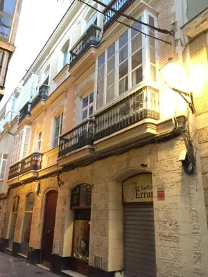 a building on a city street with a balcony at Atico soleado y céntrico in Cádiz