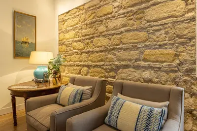a living room with two chairs and a table at Sherry Loft Siente Jerez Parking Incluido in Jerez de la Frontera