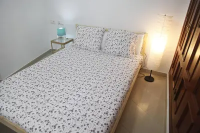 a bed in a room with a lamp and a bed sidx sidx sidx at Fantástico Piso, Junto a Playa y Pleno Centro in Cádiz