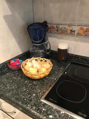 a basket of apples sitting on a counter next to a blender at Casa Bahía de Cádiz in Puerto Real