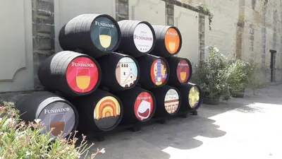 a bunch of wine barrels stacked on top of each other at Sherryflat Alcázar - Parking in Jerez de la Frontera