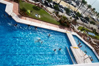 an overhead view of a pool with people swimming in it at Infantes 8-4-30 in Sanlúcar de Barrameda