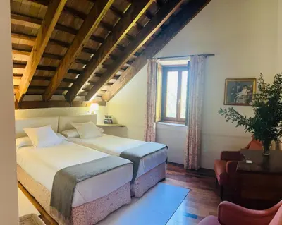 a bedroom with two beds and a window at Casa Viña de Alcántara in Jerez de la Frontera