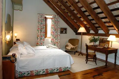 a bedroom with a bed and a desk and a window at Casa Viña de Alcántara in Jerez de la Frontera
