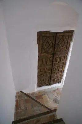 a room with a wooden door and a staircase at Bed & Breakfast Casa El Sueño in Arcos de la Frontera