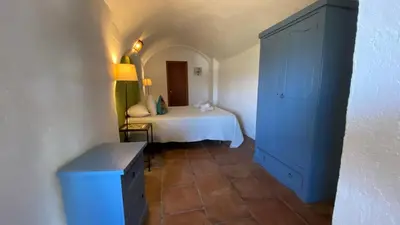 a small room with a bed and a table at Bed & Breakfast Casa El Sueño in Arcos de la Frontera