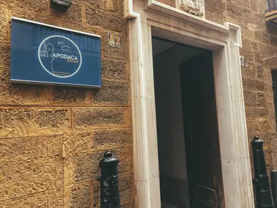 a sign on the side of a building at Apodaca Rooms in Cádiz