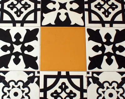 a floor with black and white tiles with a yellow square at SH Rosario. Loft chic en el centro histórico in Cádiz