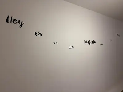 a white wall with the words try and navigate on it at Hotel Quitagolpe in Jerez de la Frontera