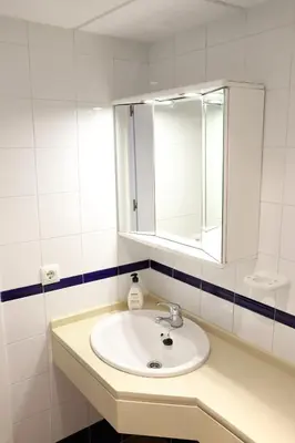 a bathroom with a white sink and a mirror at Apto en Residencial El Bosque in Chiclana de la Frontera