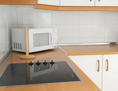 a kitchen with a sink and a microwave at Apto en Residencial El Bosque in Chiclana de la Frontera