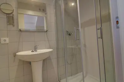 a bathroom with a sink and a shower at apartamento plaza san juan in El Puerto de Santa María