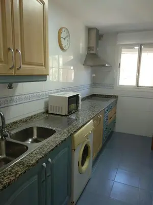 a kitchen with a sink and a washing machine at Apartamento Estrella in Sanlúcar de Barrameda