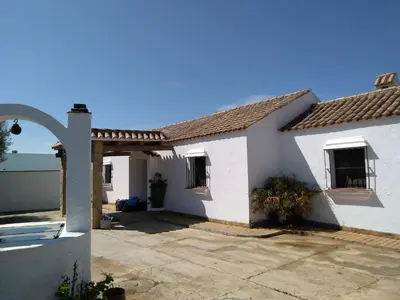 a white house with a patio at Vivienda Rural Atlántico Sur & Familias in Conil de la Frontera