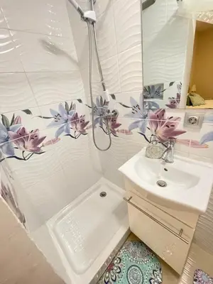 a bathroom with a shower and a sink and a toilet at Palast Stieg Guest House in Jerez de la Frontera
