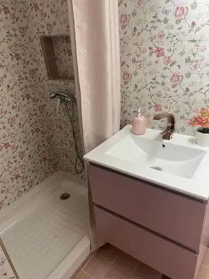 a bathroom with a sink and a shower at Palast Stieg Guest House in Jerez de la Frontera