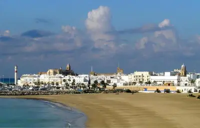 a view of a beach with white buildings and the ocean at Frente al mar in Rota