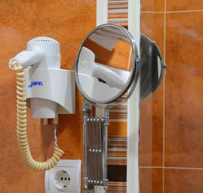 a mirror on a wall next to a shower at Hostal Paris in San Fernando