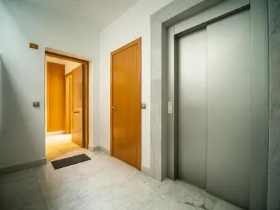 an empty hallway with a wooden door and a doorway at Apto Valdespino Gran Terraza fjhomefj in Jerez de la Frontera