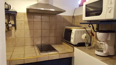 a kitchen with a microwave and a toaster oven at CASA RICARDO 