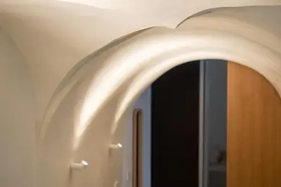 an archway in a room with a window at Apartamentos Alcoba 13 in Sanlúcar de Barrameda