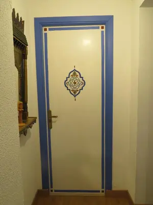 a door with a sign on it in a room at El apartaito in Sanlúcar de Barrameda