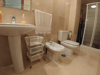 a bathroom with a toilet and a sink at Dúplex centro, climatizado, garaje, piscina, WIFI in Sanlúcar de Barrameda
