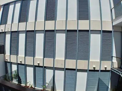 a building with a lot of windows on it at Dúplex centro, climatizado, garaje, piscina, WIFI in Sanlúcar de Barrameda