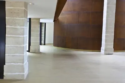 an empty room with columns and a wooden wall at Dúplex tipo Loft - Parking opcional in Jerez de la Frontera