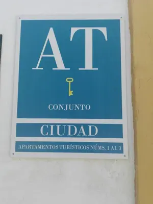a sign for a communatomic fluid on a wall at Casa Jerez Alameda del Banco in Jerez de la Frontera