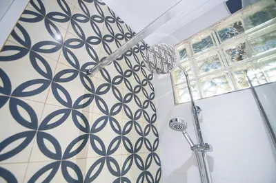 a shower in a bathroom with a shower curtain at Apartamento El Balcon de Cadiz in Cádiz