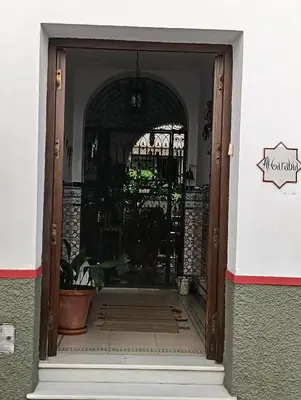 an open door to a building with a plant at Casa Algarabía in Sanlúcar de Barrameda
