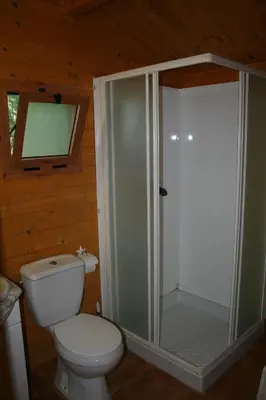 a bedroom with a bed in a log cabin at Bungalows y Glamping Medina Sidonia in Medina Sidonia