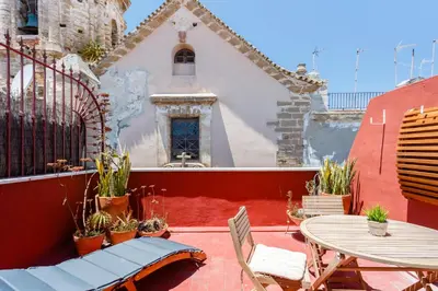 a patio with a table and chairs and a building at Atico de los FRANCESES by Cadiz4Rentals in Cádiz